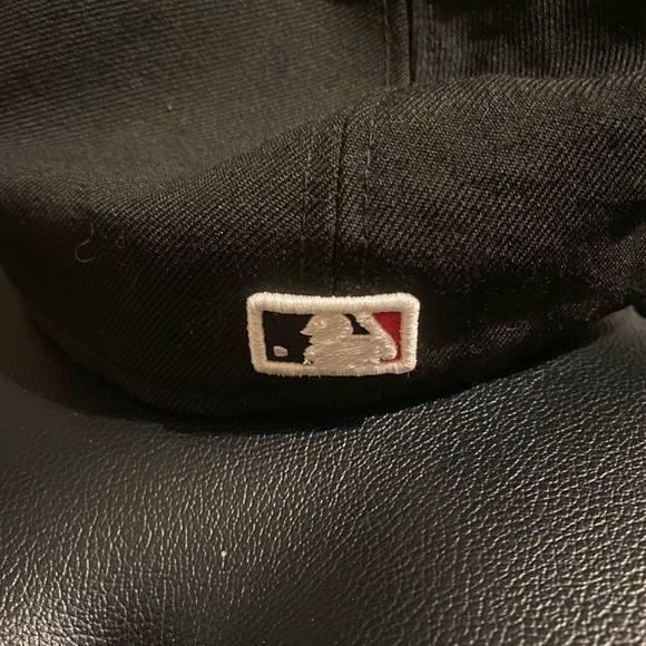 Red Yankees hat - Picture 2 of 6